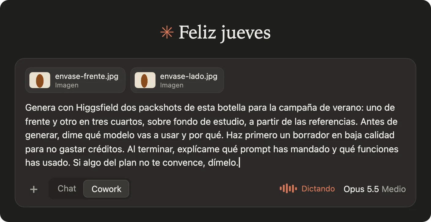 Compositor de Claude en modo Cowork con dos fotos del envase adjuntas y el encargo dictado: dos packshots de la botella para la campaña, decir qué modelo y por qué, borrador en baja calidad, explicar el prompt y las funciones usadas, y avisar si algo del plan no convence